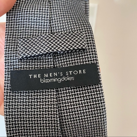 Bloomingdale’s Black and Grey Houndstooth Tie - Picture 3 of 3